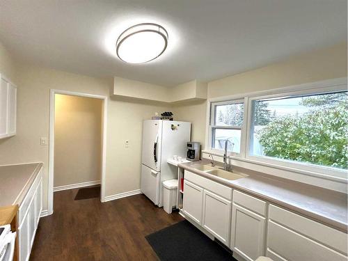 5116 49 Avenue, Forestburg, AB - Indoor Photo Showing Kitchen With Double Sink