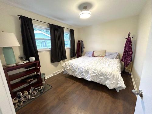 5116 49 Avenue, Forestburg, AB - Indoor Photo Showing Bedroom