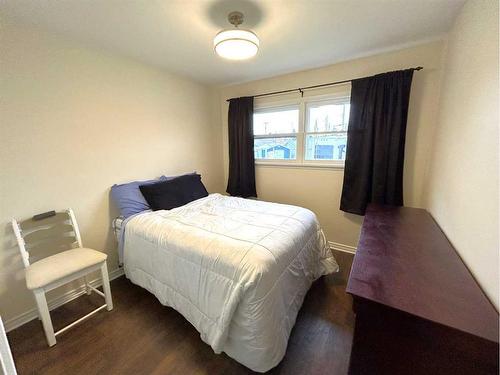 5116 49 Avenue, Forestburg, AB - Indoor Photo Showing Bedroom