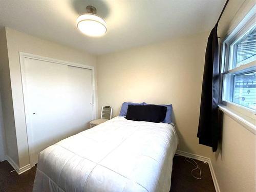 5116 49 Avenue, Forestburg, AB - Indoor Photo Showing Bedroom