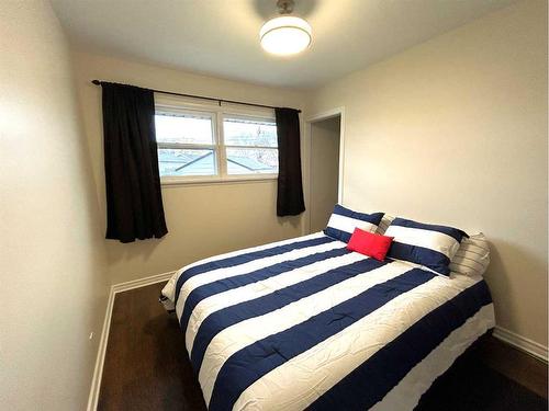 5116 49 Avenue, Forestburg, AB - Indoor Photo Showing Bedroom