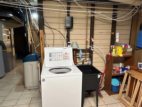 5116 49 Avenue, Forestburg, AB - Indoor Photo Showing Laundry Room