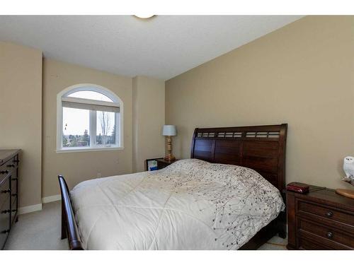 407-4707 50 Street, Sylvan Lake, AB - Indoor Photo Showing Bedroom