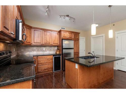 407-4707 50 Street, Sylvan Lake, AB - Indoor Photo Showing Kitchen With Stainless Steel Kitchen With Double Sink