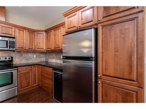 407-4707 50 Street, Sylvan Lake, AB - Indoor Photo Showing Kitchen With Stainless Steel Kitchen