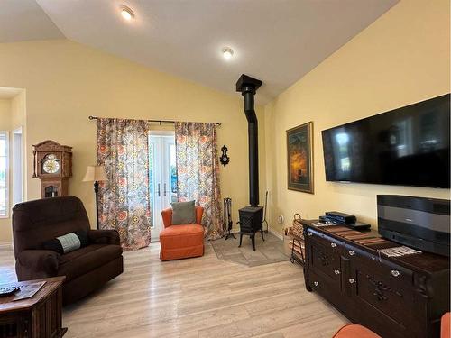 13010 Township Road 434, Rural Ponoka County, AB - Indoor Photo Showing Living Room