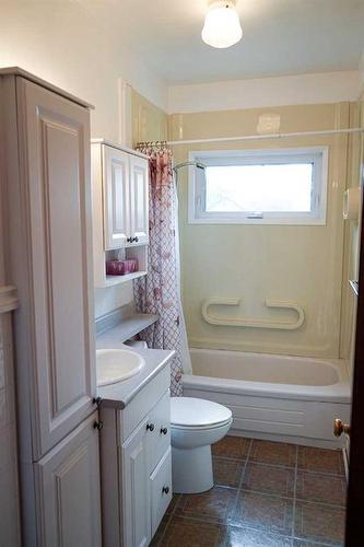 5139 52 Avenue, Viking, AB - Indoor Photo Showing Bathroom