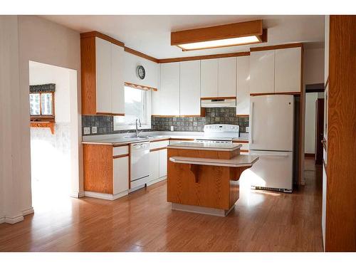 5139 52 Avenue, Viking, AB - Indoor Photo Showing Kitchen