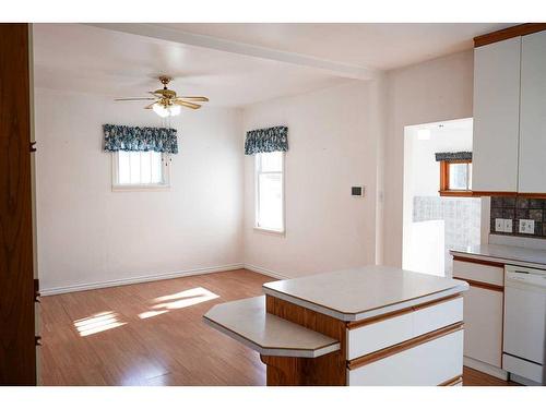 5139 52 Avenue, Viking, AB - Indoor Photo Showing Kitchen