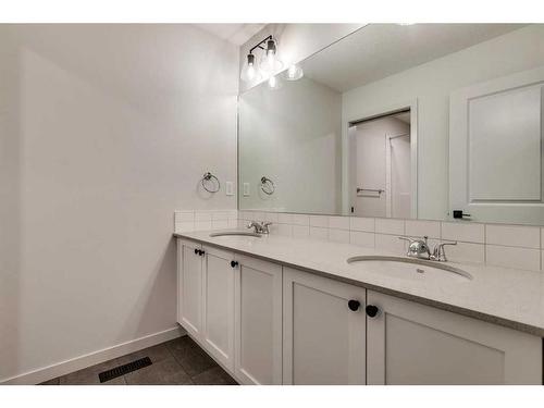 1466 Bayview Point Sw, Airdrie, AB - Indoor Photo Showing Bathroom