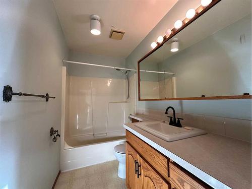 3913 45A Street, Ponoka, AB - Indoor Photo Showing Bathroom