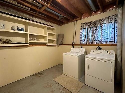 3913 45A Street, Ponoka, AB - Indoor Photo Showing Laundry Room