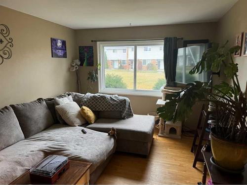 1003-3907 39 Street, Red Deer, AB - Indoor Photo Showing Living Room