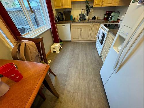 1003-3907 39 Street, Red Deer, AB - Indoor Photo Showing Kitchen