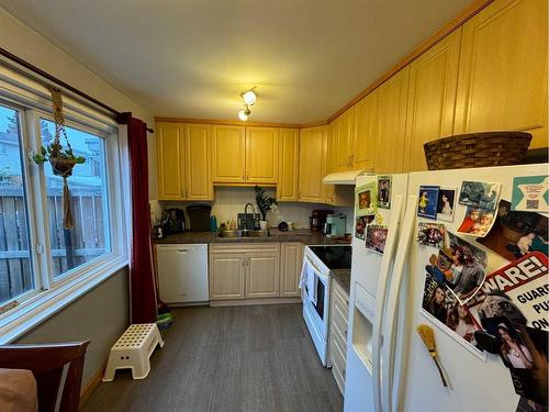 1003-3907 39 Street, Red Deer, AB - Indoor Photo Showing Kitchen