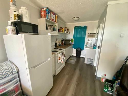 1-22-4906 54 Street, Forestburg, AB - Indoor Photo Showing Kitchen