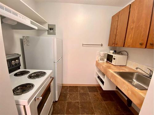 1-22-4906 54 Street, Forestburg, AB - Indoor Photo Showing Kitchen