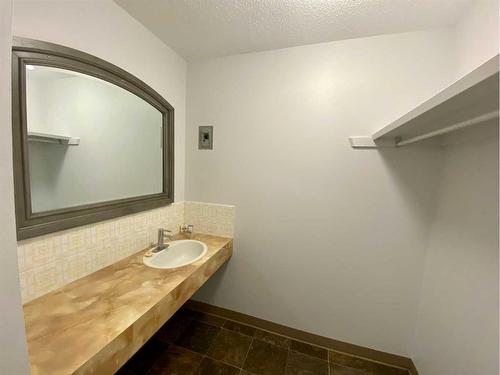 1-22-4906 54 Street, Forestburg, AB - Indoor Photo Showing Bathroom