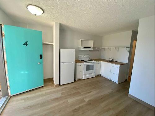 1-22-4906 54 Street, Forestburg, AB - Indoor Photo Showing Kitchen