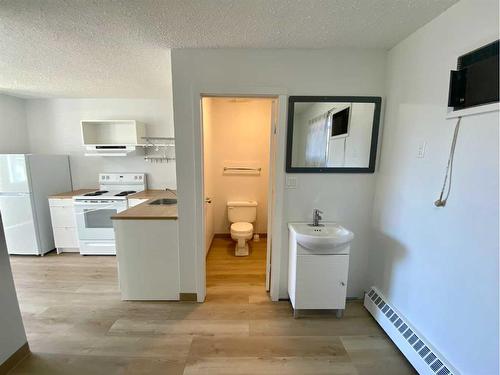 1-22-4906 54 Street, Forestburg, AB - Indoor Photo Showing Kitchen