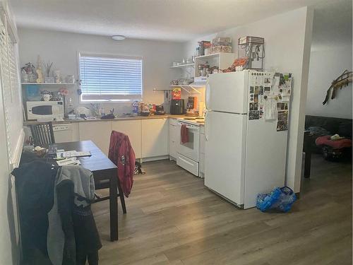 1-22-4906 54 Street, Forestburg, AB - Indoor Photo Showing Kitchen