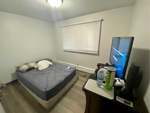 1-22-4906 54 Street, Forestburg, AB - Indoor Photo Showing Bedroom