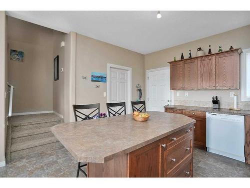 101-150 Vanier Drive, Red Deer, AB - Indoor Photo Showing Kitchen