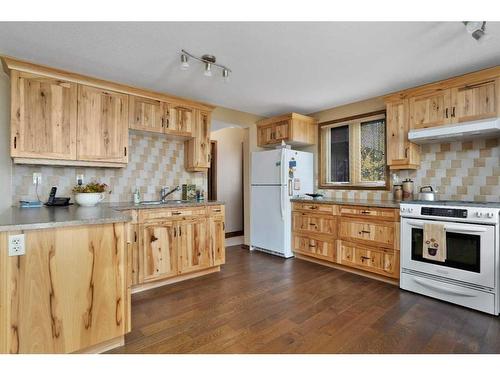 133 Birchcliff Road, Birchcliff, AB - Indoor Photo Showing Kitchen