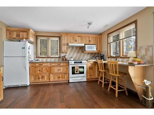 133 Birchcliff Road, Birchcliff, AB - Indoor Photo Showing Kitchen