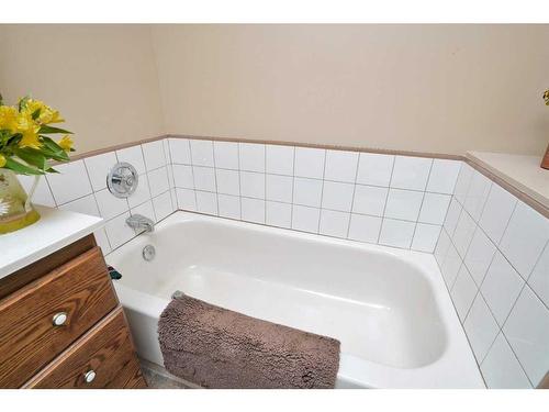 133 Birchcliff Road, Birchcliff, AB - Indoor Photo Showing Bathroom