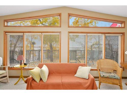 133 Birchcliff Road, Birchcliff, AB - Indoor Photo Showing Living Room