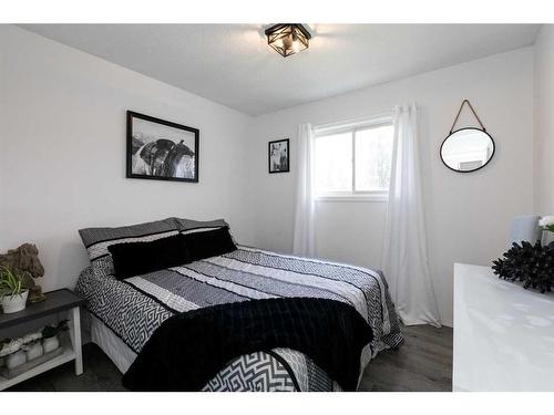 4508 43 Street, Sylvan Lake, AB - Indoor Photo Showing Bedroom