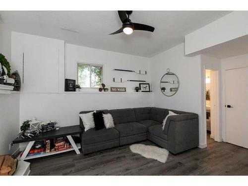 4508 43 Street, Sylvan Lake, AB - Indoor Photo Showing Living Room