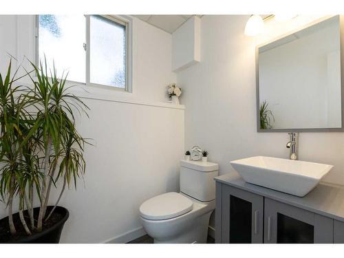 4508 43 Street, Sylvan Lake, AB - Indoor Photo Showing Bathroom