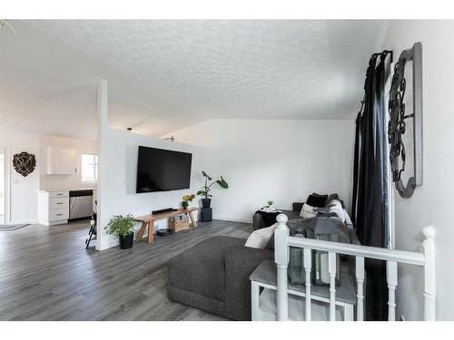 4508 43 Street, Sylvan Lake, AB - Indoor Photo Showing Living Room