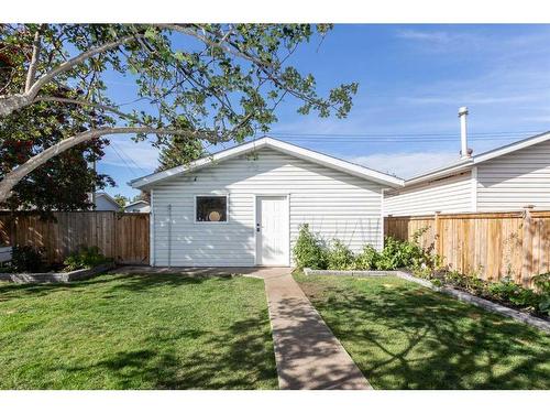 4508 43 Street, Sylvan Lake, AB - Outdoor