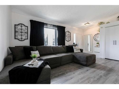 4508 43 Street, Sylvan Lake, AB - Indoor Photo Showing Living Room