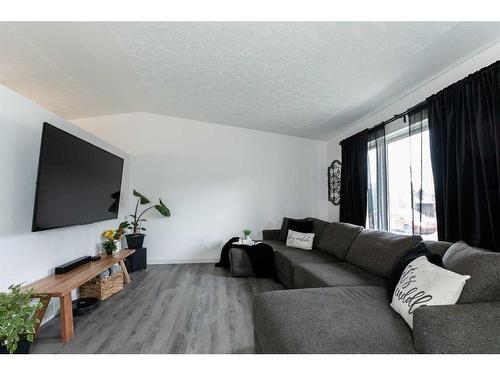 4508 43 Street, Sylvan Lake, AB - Indoor Photo Showing Living Room