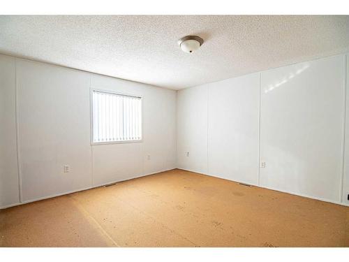 544 Queen Street, Elnora, AB - Indoor Photo Showing Other Room