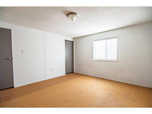 544 Queen Street, Elnora, AB - Indoor Photo Showing Other Room