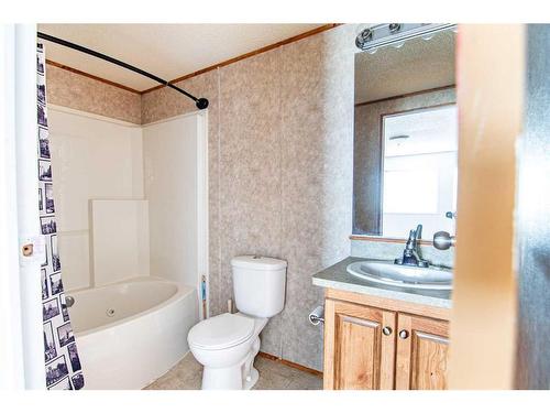 544 Queen Street, Elnora, AB - Indoor Photo Showing Bathroom