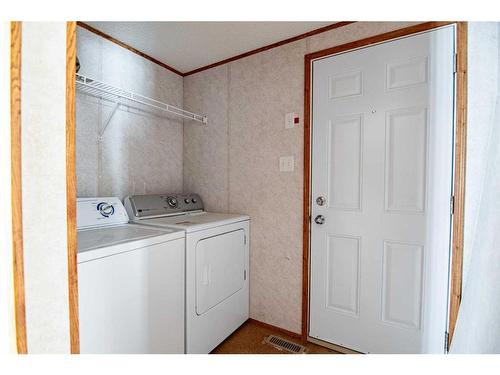 544 Queen Street, Elnora, AB - Indoor Photo Showing Laundry Room