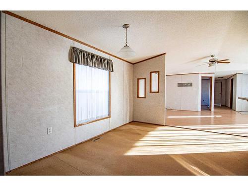 544 Queen Street, Elnora, AB - Indoor Photo Showing Other Room