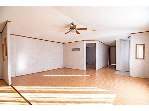 544 Queen Street, Elnora, AB - Indoor Photo Showing Other Room