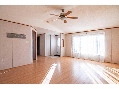 544 Queen Street, Elnora, AB - Indoor Photo Showing Other Room