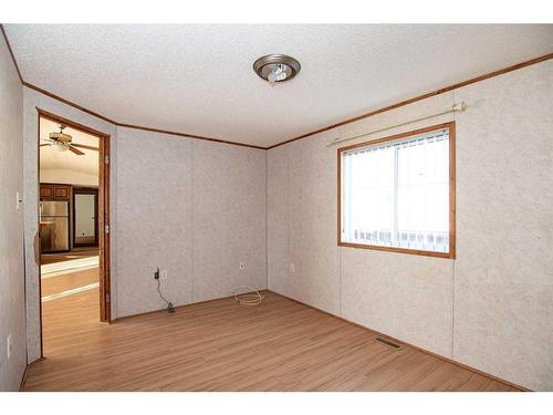 544 Queen Street, Elnora, AB - Indoor Photo Showing Other Room