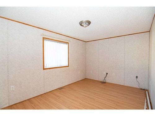 544 Queen Street, Elnora, AB - Indoor Photo Showing Other Room