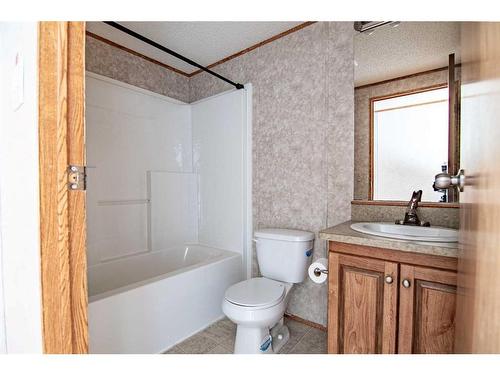 544 Queen Street, Elnora, AB - Indoor Photo Showing Bathroom