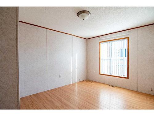 544 Queen Street, Elnora, AB - Indoor Photo Showing Other Room