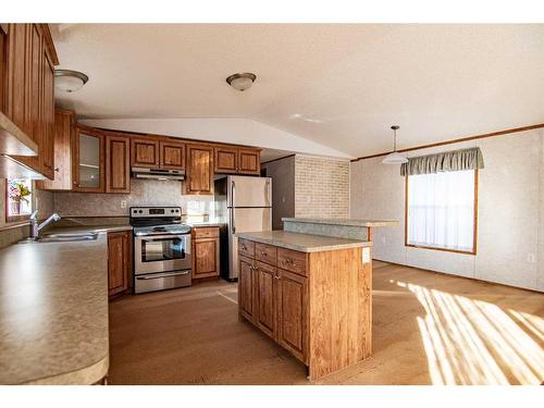 544 Queen Street, Elnora, AB - Indoor Photo Showing Kitchen With Double Sink